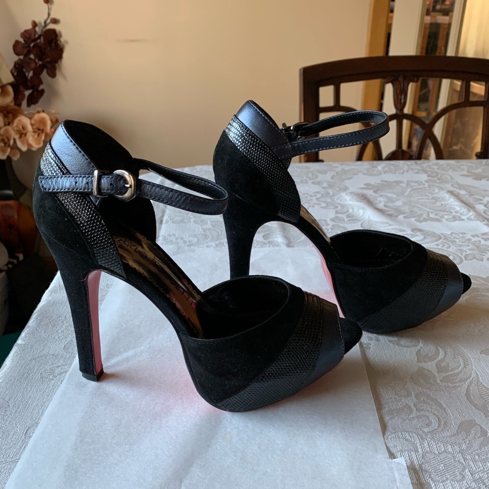 Beautiful Heeled Sandal. US 7 - Picture 3 of 8